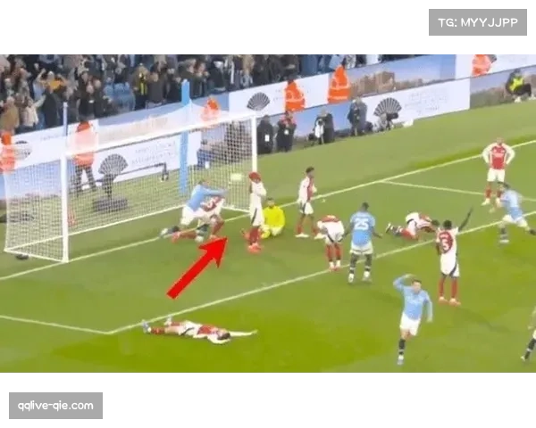 佛罗伦萨对阵亚特兰大,裁判向投诉定位球判罚的对方教练出示黄牌 佛罗伦萨对阵亚特兰大,裁判向投诉定位球判罚的对方教练出示黄牌